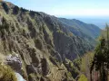 Sentiero tortuoso che si snoda sui ripidi pendii delle Prealpi Venete, ideale per escursioni panoramiche.
