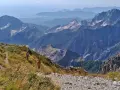 Due escursionisti affrontano la via Vandelli, un sentiero di montagna con notevole difficoltà, tra panorami mozzafiato e cave di marmo.