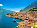 Vista panoramica di Limone sul Garda, con case colorate, lago blu e montagne verdi. Perfetto per scoprire cosa fare a Limone sul Garda.