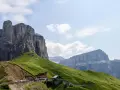 Panorami mozzafiato al Passo Sella: imponenti pareti rocciose, verdi pendii e rifugi alpini. Cosa vedere in questo paradiso dolomitico.