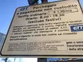 Segnale che indica che le strisce blu si pagano dalle 8:00 alle 19:30, esclusi i festivi. Tariffa €1,30/ora.
