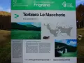 Cartello informativo sul Parco Regionale del Frignano, con foto di una torbiera e mappa. Il passo delle radici è un luogo da esplorare.