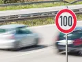 Segnale di limite di velocità 100. Auto in transito, rispettando la tolleranza limite di velocità.