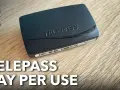 Dispositivo Telepass Pay per Use su superficie in legno. La guida n. 1 mostra come funziona.