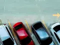 Quattro auto parcheggiate in parallelo, con freccia gialla che indica la direzione.
