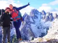 Coppia felice in cima, con i maestosi Cadini di Misurina sullo sfondo.
