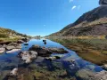 Laghi alpini cristallini vicino Vipiteno, con rocce affioranti e riflessi del cielo azzurro e delle montagne.