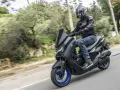 Un uomo in moto sfreccia sull'autostrada, godendosi la libertà. Da quando ha provato la 125 in autostrada, non ha più smesso di viaggiare.