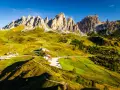 Panorami mozzafiato per un trekking 2 giorni Trentino. Sentieri serpeggianti tra prati verdi e imponenti vette dolomitiche.