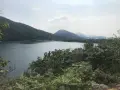 Panoramica del sentiero azzurro Mergozzo con lago e montagne verdi.