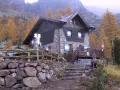Rifugio Sette Selle, un'accogliente baita in pietra e legno circondata da larici dorati. Ecco come arrivare!