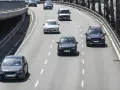 Traffico su autostrada con diverse auto in corsia. Ricorda che è sempre vietato effettuare la manovra di sorpasso a destra.