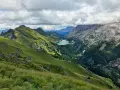 Panoramica mozzafiato delle Dolomiti con il lago Fedaia. Per capire come arrivare al rifugio Viel del Pan, immagina questo sentiero panoramico.