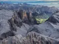 Viste mozzafiato dalle cime rocciose del Piz Boè, con un verde villaggio incastonato tra le valli.