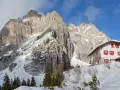 Rifugio Carestiato, un'oasi bianca ai piedi delle maestose Dolomiti. Scopri come arrivare a questo incantevole luogo.