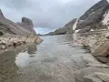 Lago di Antermoia: arrivarci in macchina è un'avventura. Montagne rocciose e un lago alpino cristallino.