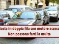 Auto in seconda fila strada, motore acceso. Non ti multano se aspetti poco.