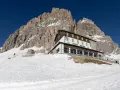 Rifugio Auronzo, un punto di riferimento per chi cerca come arrivare in questo scenario dolomitico innevato.