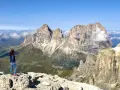 Ragazza ammira la terrazza delle Dolomiti. Per arrivare, prendi la funivia da Canazei.