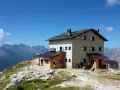 Rifugio Velo della Madonna, un'oasi tra le vette. Scopri come arrivare in questo luogo incantevole.