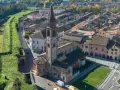 Pizzighettone cosa vedere: vista aerea del borgo con la chiesa e le antiche mura verdi.