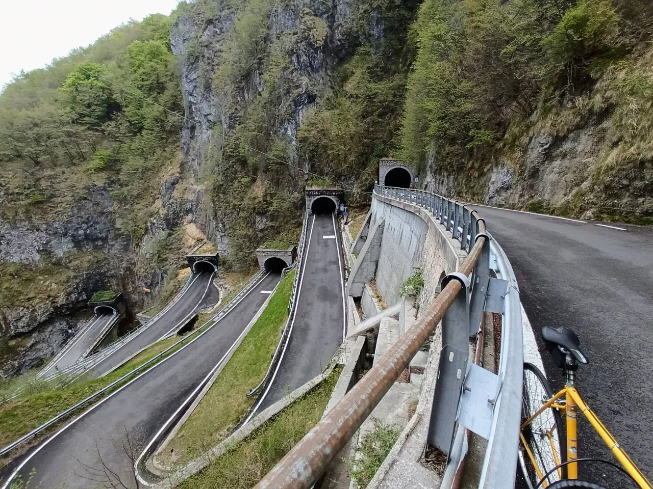 Strada tortuosa con gallerie scavate nella roccia, un vero spettacolo da vedere al Passo San Boldo.