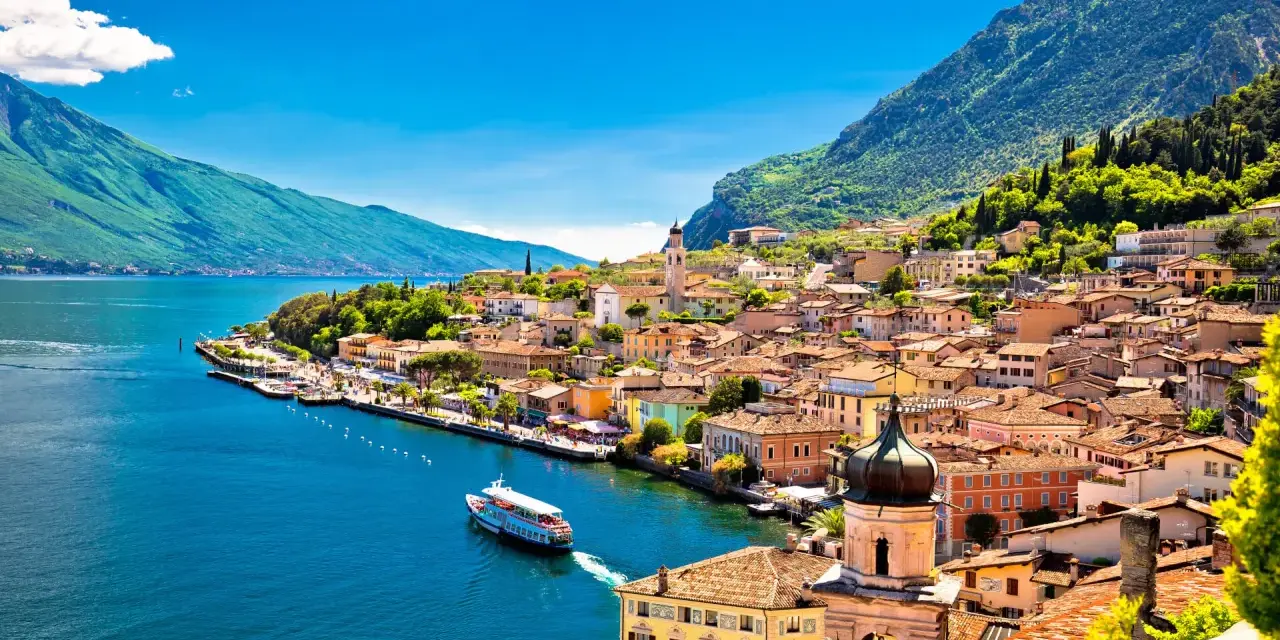 Vista panoramica di Limone sul Garda, con case colorate, lago blu e montagne verdi. Perfetto per scoprire cosa fare a Limone sul Garda.