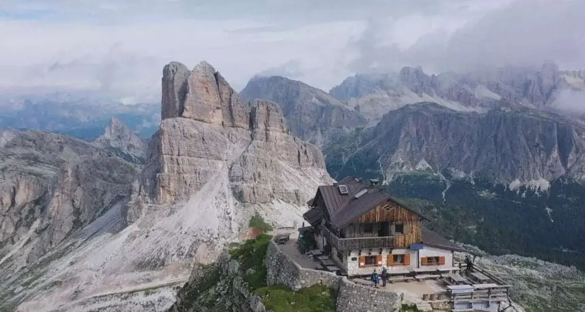 Rifugio alpino incastonato tra le vette maestose delle Dolomiti Bellunesi, un'oasi di pace e avventura.
