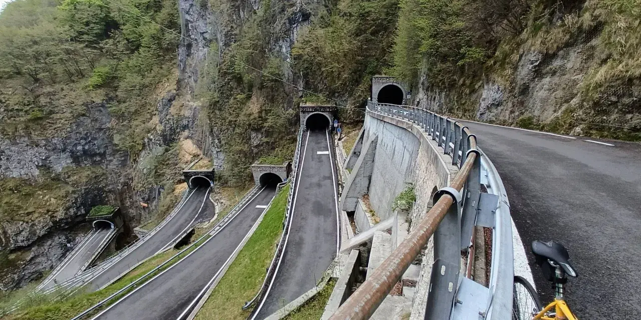 Strada tortuosa con gallerie scavate nella roccia, un vero spettacolo da vedere al Passo San Boldo.