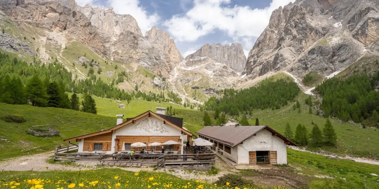 Malga Contrin, un rifugio alpino incastonato tra le maestose Dolomiti, raggiungibile con sentieri panoramici.