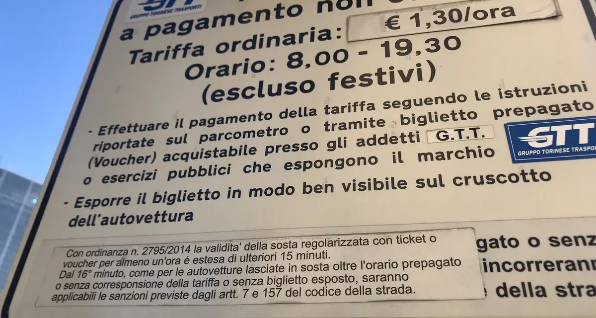Segnale che indica che le strisce blu si pagano dalle 8:00 alle 19:30, esclusi i festivi. Tariffa €1,30/ora.