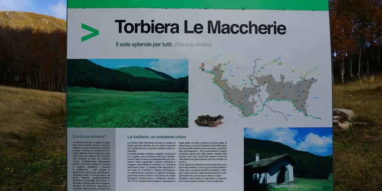 Cartello informativo sul Parco Regionale del Frignano, con foto di una torbiera e mappa. Il passo delle radici è un luogo da esplorare.