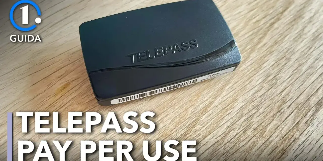Dispositivo Telepass Pay per Use su superficie in legno. La guida n. 1 mostra come funziona.