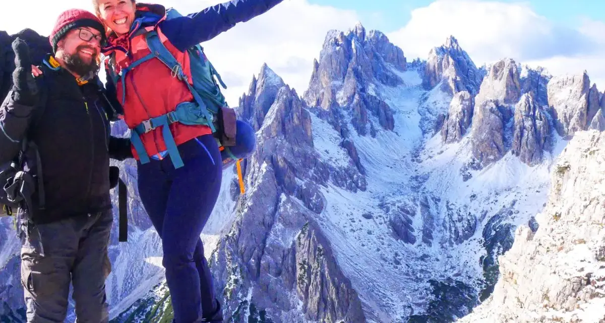 Coppia felice in cima, con i maestosi Cadini di Misurina sullo sfondo.