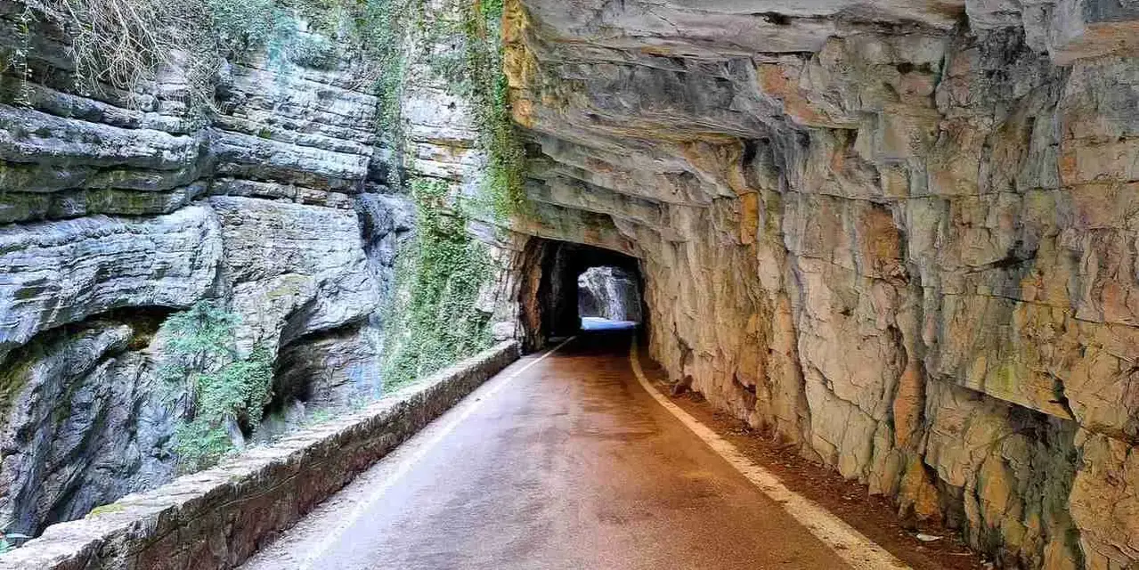 Strada panoramica scavata nella roccia, un percorso suggestivo per scoprire come arrivare a Tremosine.