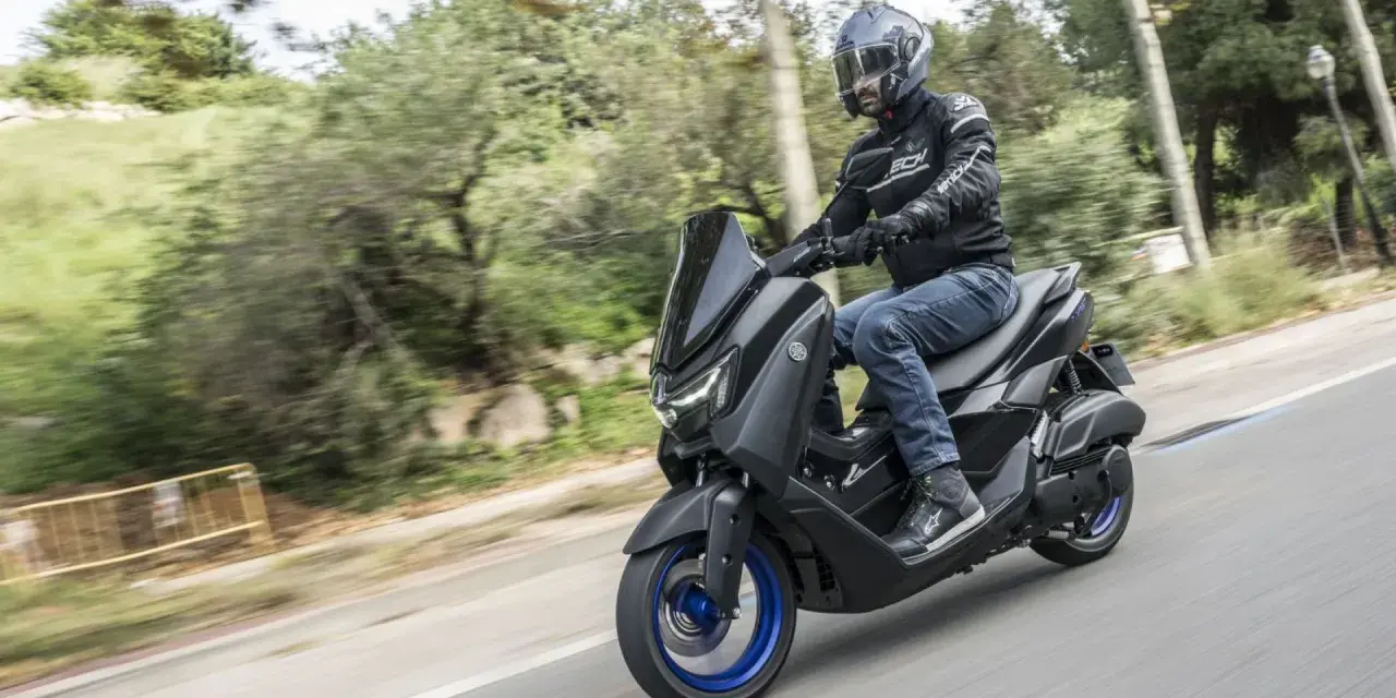 Un uomo in moto sfreccia sull'autostrada, godendosi la libertà. Da quando ha provato la 125 in autostrada, non ha più smesso di viaggiare.