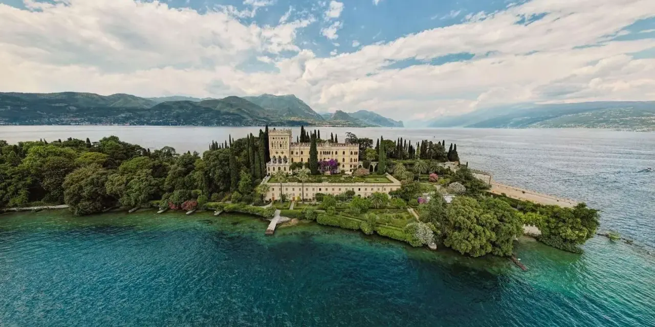 Villa Borghese sull'Isola del Garda, un gioiello sul lago. Controlla l'isola del Garda fahrplan per visitarla.