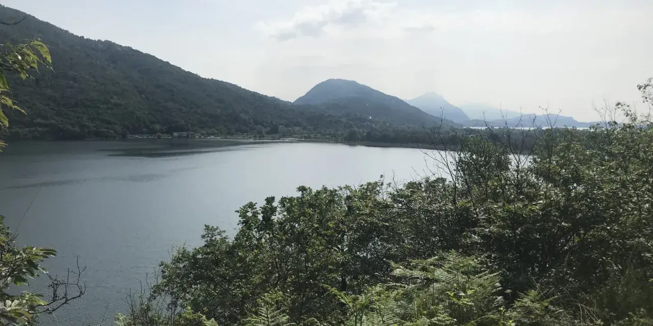 Panoramica del sentiero azzurro Mergozzo con lago e montagne verdi.