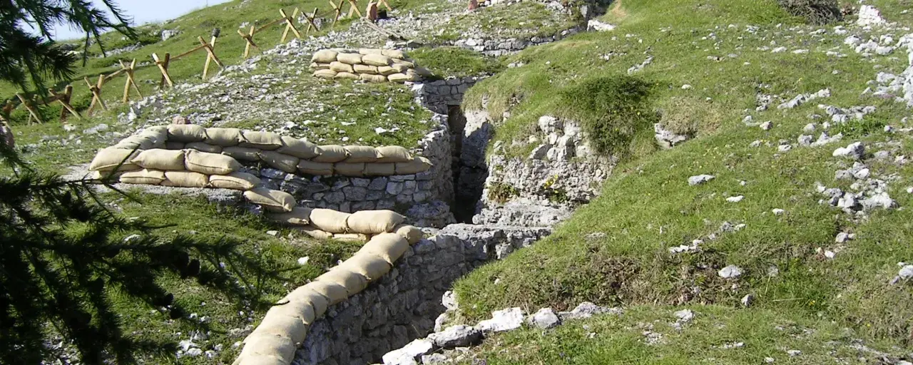 Trincee e sacchi di sabbia sul Monte Zebio ad Asiago, testimonianza della Grande Guerra.