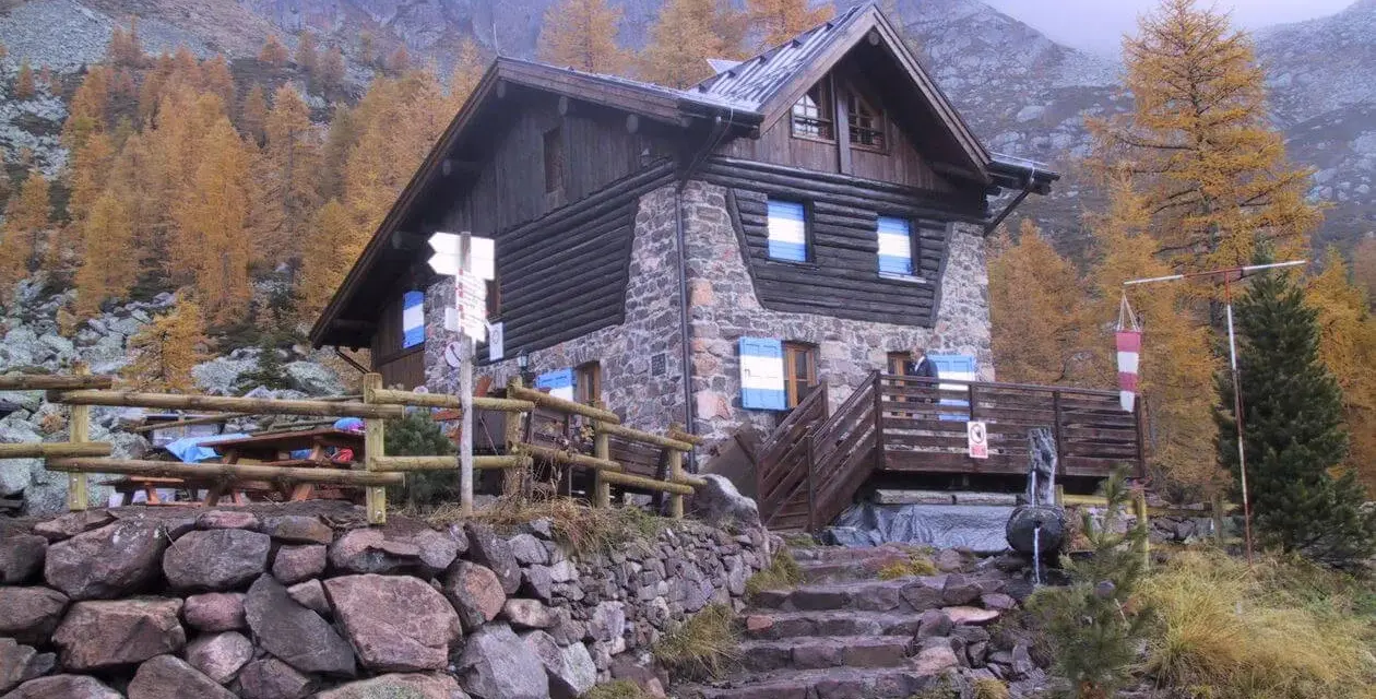 Rifugio Sette Selle, un'accogliente baita in pietra e legno circondata da larici dorati. Ecco come arrivare!