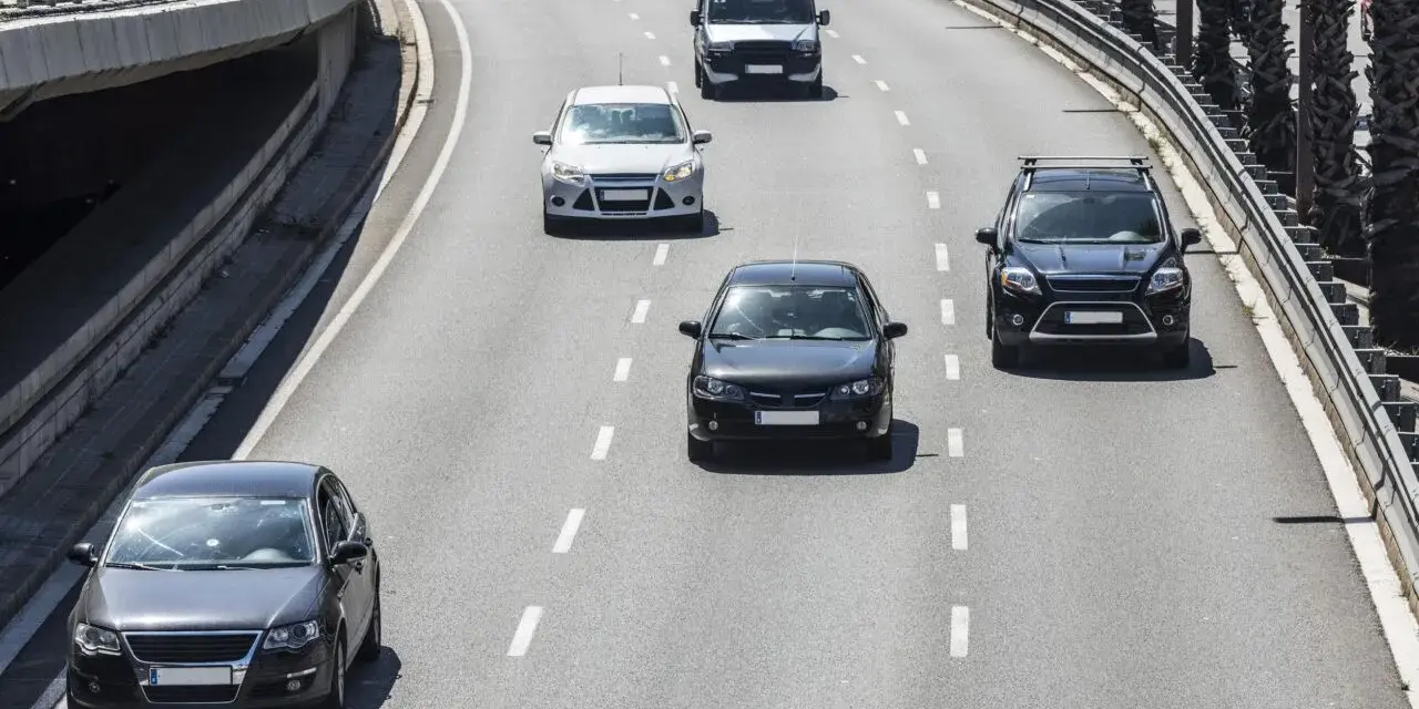 Traffico su autostrada con diverse auto in corsia. Ricorda che è sempre vietato effettuare la manovra di sorpasso a destra.