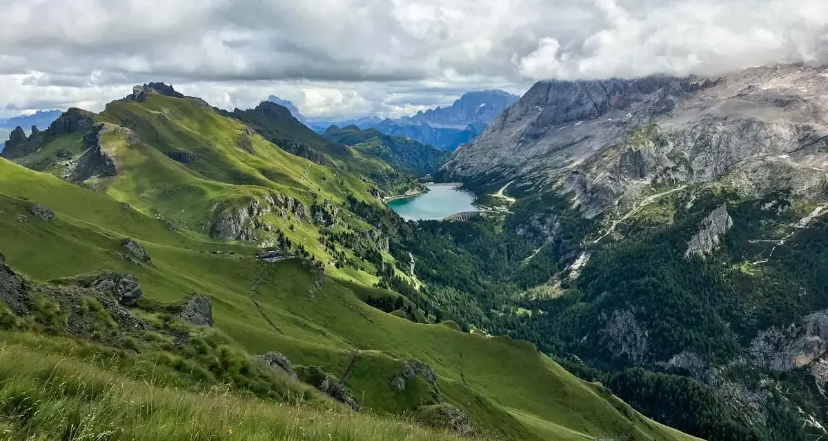Panoramica mozzafiato delle Dolomiti con il lago Fedaia. Per capire come arrivare al rifugio Viel del Pan, immagina questo sentiero panoramico.