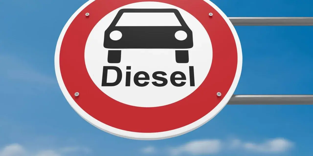 Segnale di divieto per auto diesel. Ci si interroga su euro 4 diesel fino a quando possono circolare.