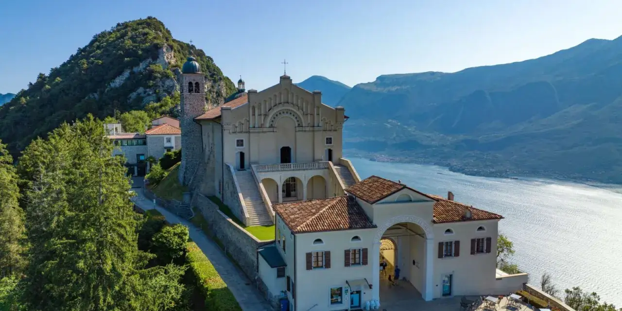 Santuario della Madonna della Corona, un luogo magico per chi cerca pace e panorami mozzafiato. Ecco come arrivare a Tignale sul Garda.