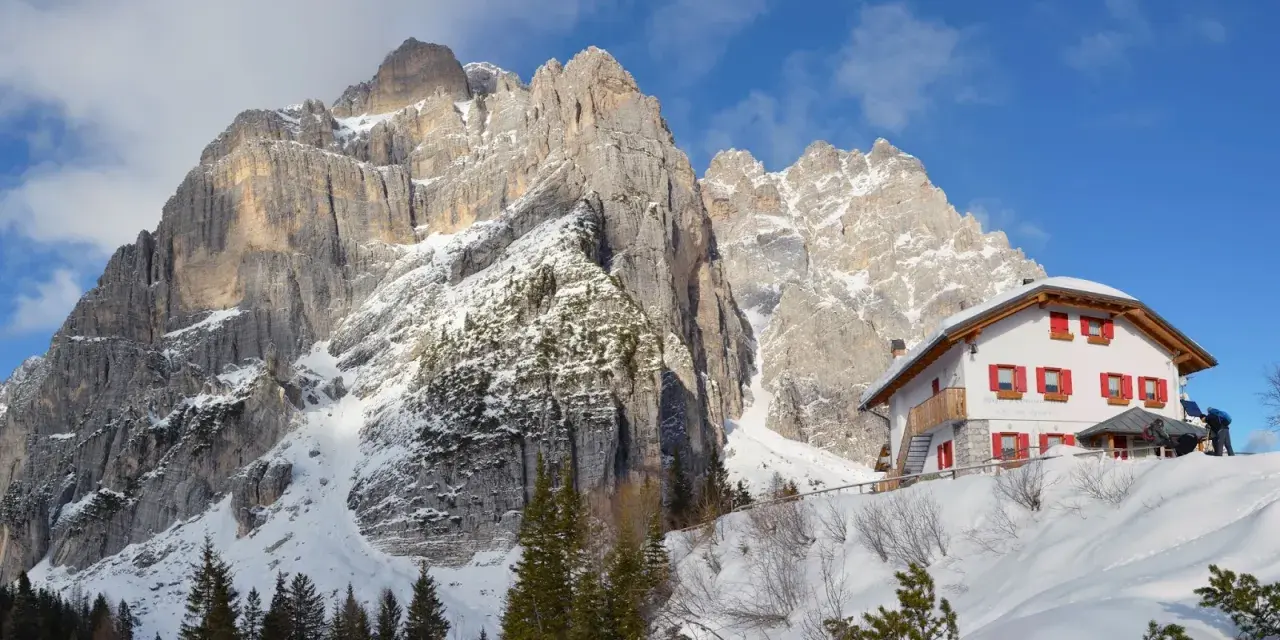 Rifugio Carestiato, un'oasi bianca ai piedi delle maestose Dolomiti. Scopri come arrivare a questo incantevole luogo.