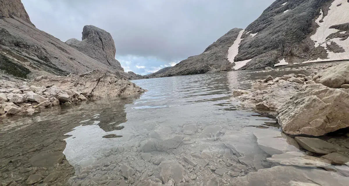 Lago di Antermoia: arrivarci in macchina è un'avventura. Montagne rocciose e un lago alpino cristallino.