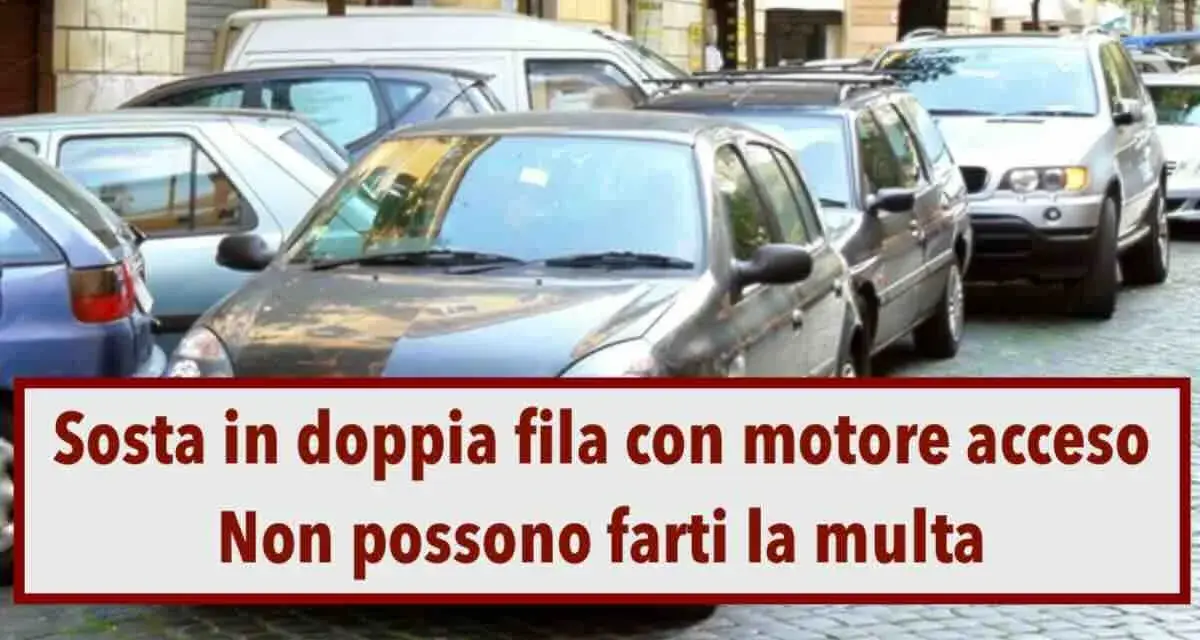 Auto in seconda fila strada, motore acceso. Non ti multano se aspetti poco.