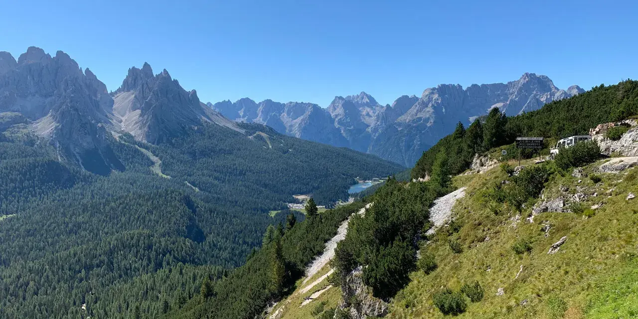 Sentiero panoramico da Misurina al Monte Piana a piedi, tra boschi e vette maestose.