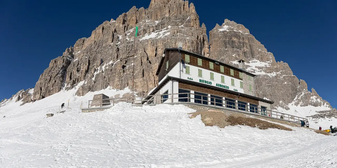 Rifugio Auronzo, un punto di riferimento per chi cerca come arrivare in questo scenario dolomitico innevato.