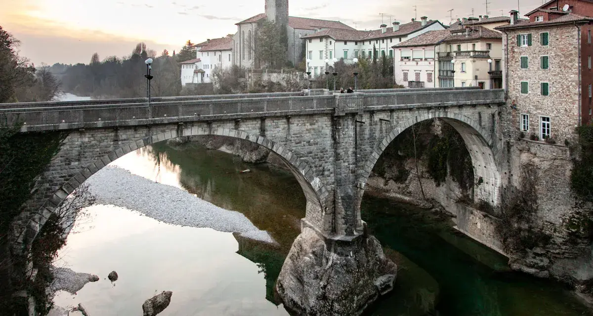 Ponte del Diavolo a Cividale del Friuli, con il fiume Natisone e le case storiche sullo sfondo.